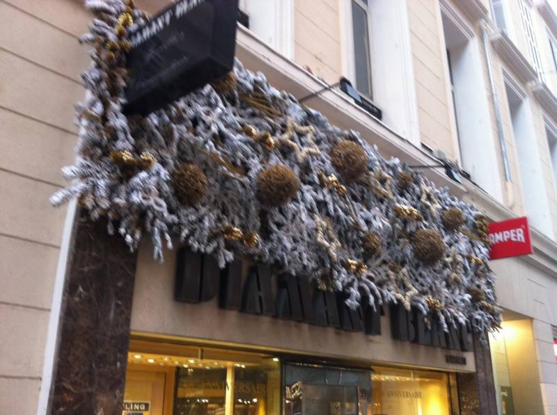 Décor de vitrine et façade de noël à Marseille
