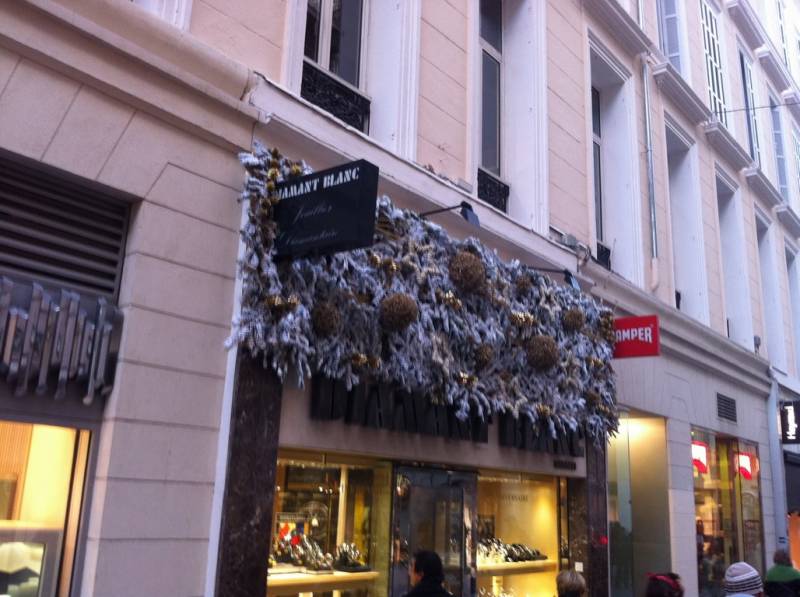 Décor de vitrine et façade de noël à Marseille