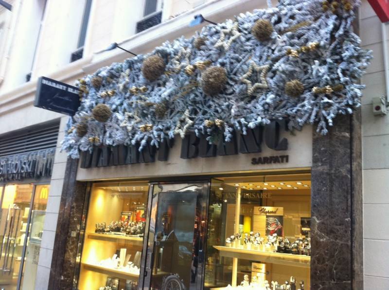 Décor de vitrine et façade de noël à Marseille