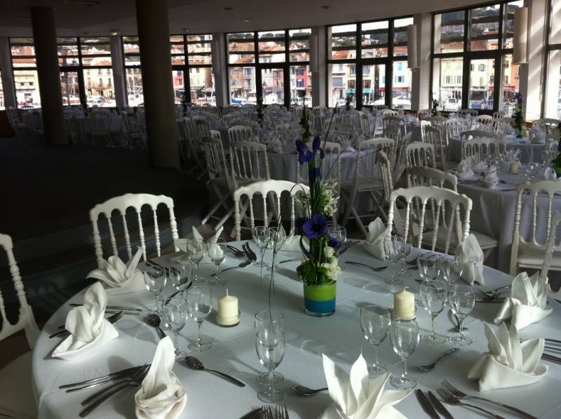 Décor de centre de table de fleurs et de buffet pour séminaire, soirée de gala Cassis, La Ciotat, Toulon
