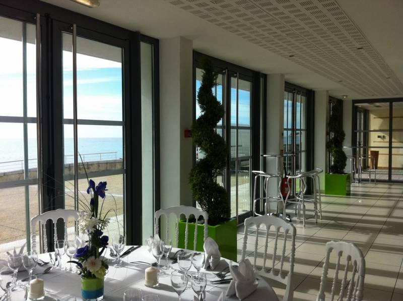 Décor de centre de table de fleurs et de buffet pour séminaire, soirée de gala Cassis, La Ciotat, Toulon