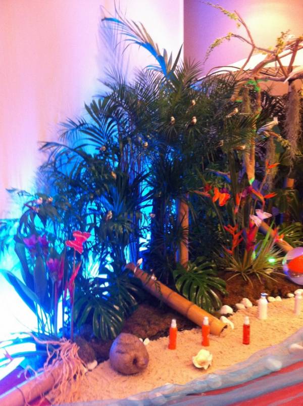 Une plage de sable blanc et un voile de tissu rappellent la plage de tahiti.