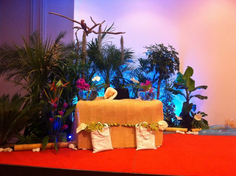 La table de scène scène est recouvert de pailles.