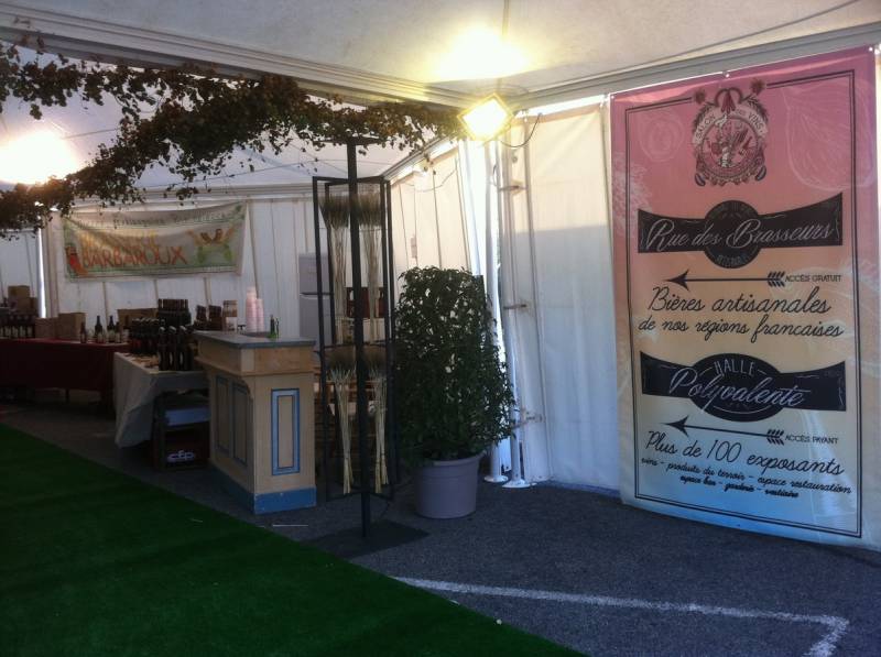 Décoration de scène pour tente d'exposition et salon sur Istres