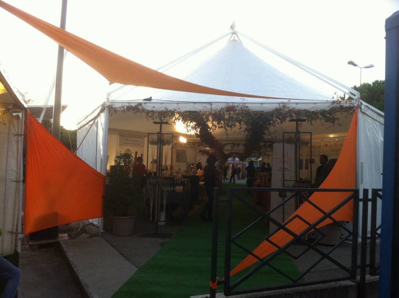 Décoration de scène pour tente d'exposition et salon sur Istres