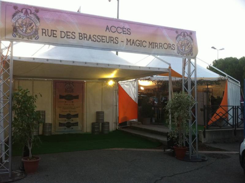 Décoration de scène pour tente d'exposition et salon sur Istres