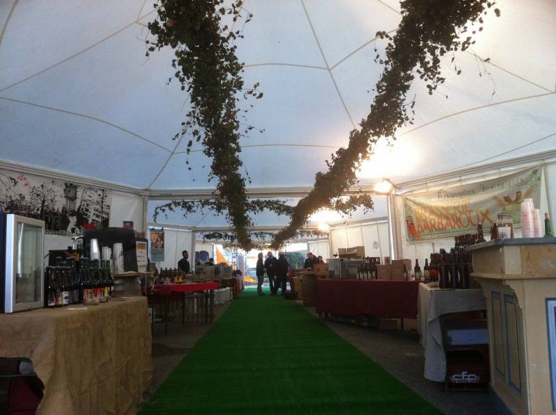 Décoration de scène pour tente d'exposition et salon sur Istres