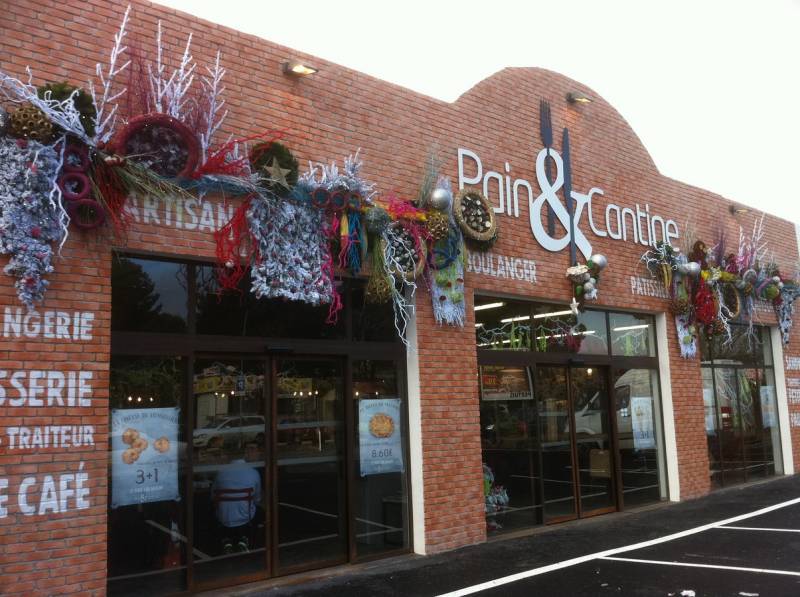 Vitrine de noël et création de décor de fêtes pour commerce Marseille Aix en Provence