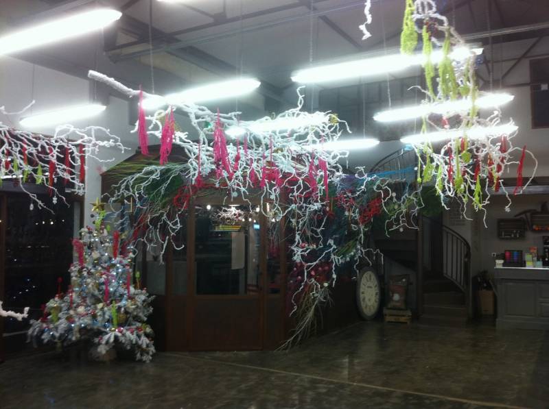 Vitrine de noël et création de décor de fêtes pour commerce Marseille Aix en Provence