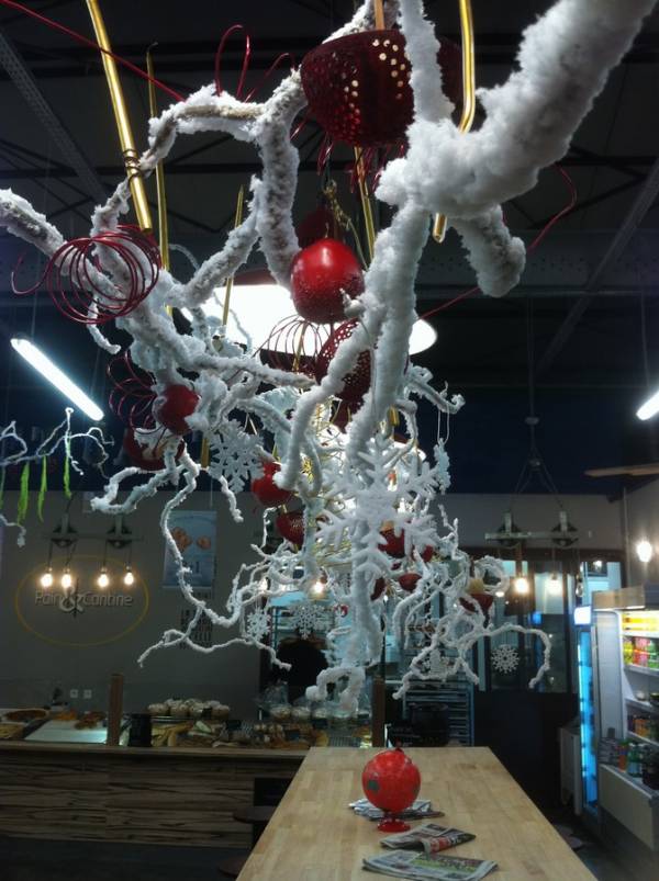 Vitrine de noël et création de décor de fêtes pour commerce Marseille Aix en Provence