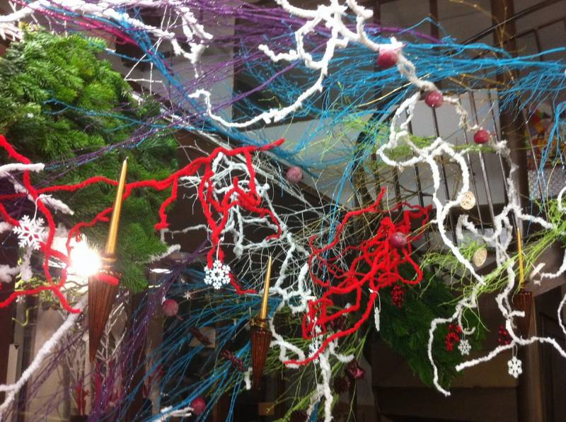 Vitrine de noël et création de décor de fêtes pour commerce Marseille Aix en Provence