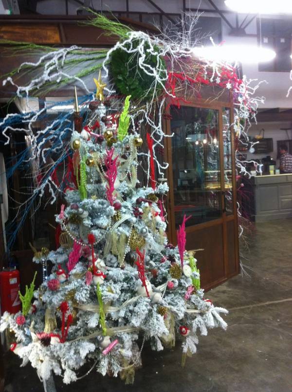 Vitrine de noël et création de décor de fêtes pour commerce Marseille Aix en Provence