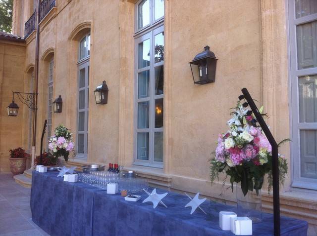 Décoration florale de fleurs pour buffet traiteur et centre de table pour événement Aix en Provence Marseille