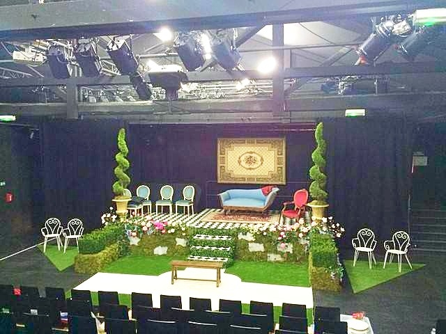 Décor de scène composé de plantes à la location.