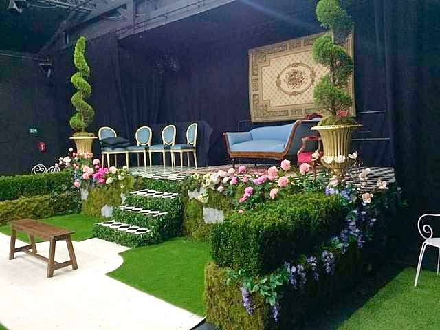 Buis cubiques en guise de haie.