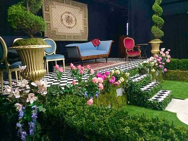 Pivoines, glycines et rosiers à profusion.