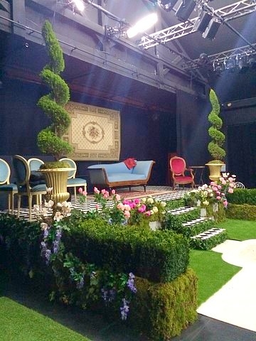 Décor de scène dans le thème d'un jardin anglais.