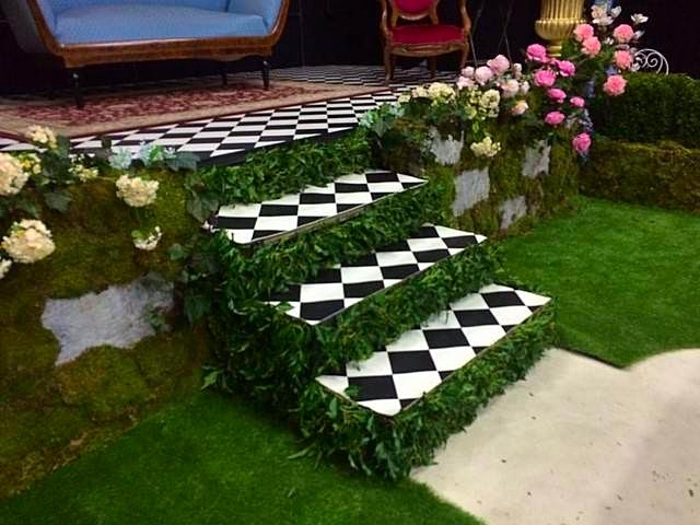 L'escalier et le muret sont recouverts lierres et de mousses végétales naturelles.