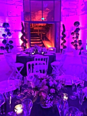 Centre de table de fleurs pour soirée de gala.