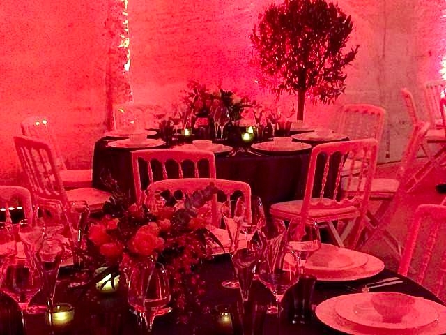 Centres de tables en fleurs de saison.