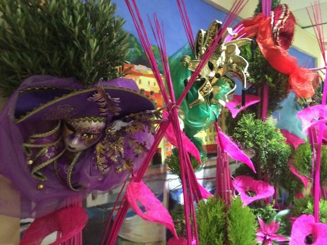 location de décor floral scènique étalagiste par abonnement pour vitrine de magasin, hall d'hotel restaurant de Cannes à Marseille