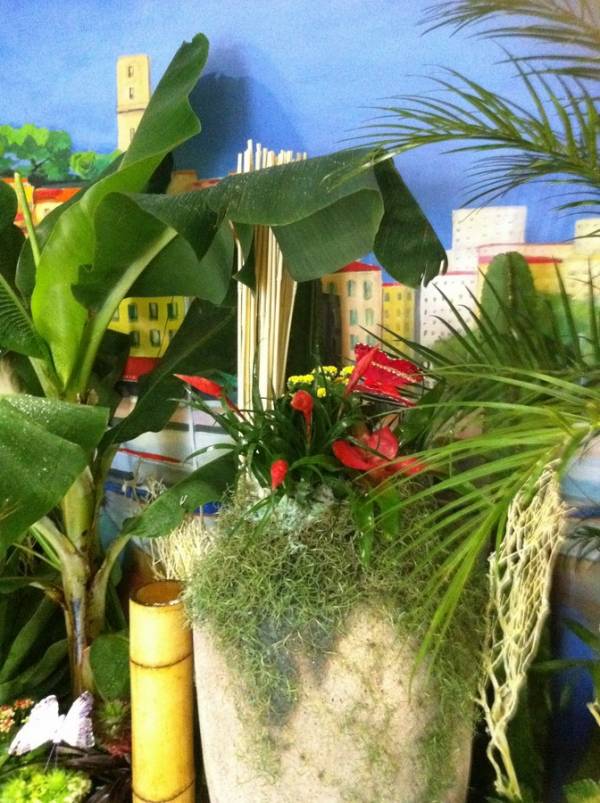 location de décor d'été floral par abonnement pour entrée de magasin, hotel restaurant de Cannes à Marseille