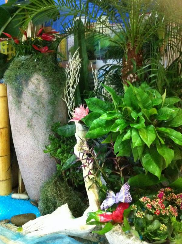 location de décor d'été floral par abonnement pour entrée de magasin, hotel restaurant de Cannes à Marseille