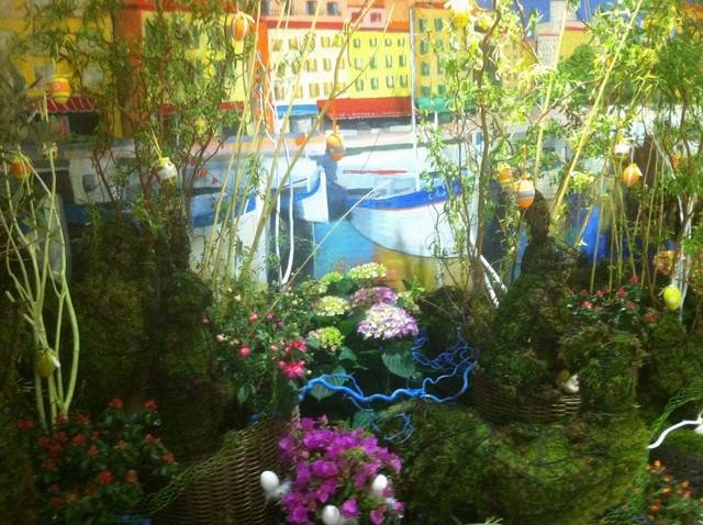location avec montage et démontage de plantes pour décor de Pâques scénique  Marseille