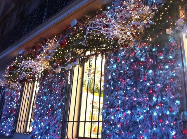 Vitrine et façade de Noël avec lumière en location Aix en provence Marseille