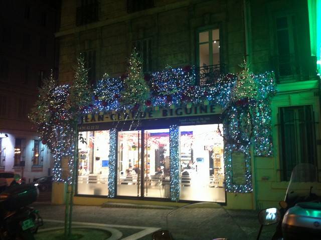 Vitrine et façade de Noël avec lumière en location Aix en provence Marseille