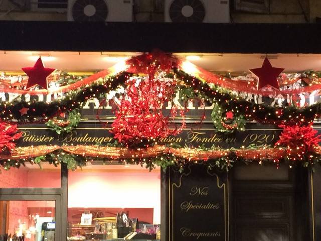 sapins de noël en lumière pour façades de commerces sur Marseille Avignon