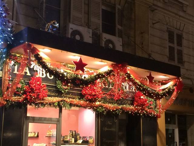 sapins de noël en lumière pour façades de commerces sur Marseille Avignon