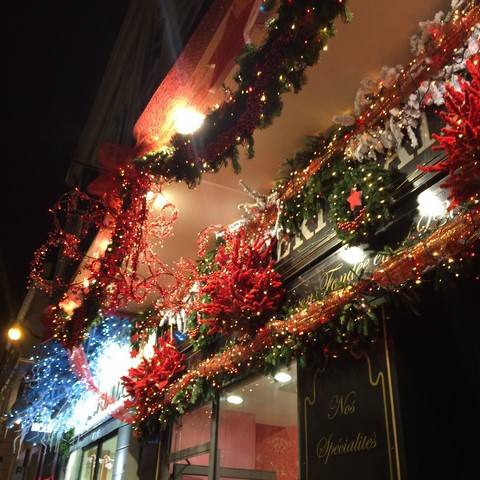 sapins de noël en lumière pour façades de commerces sur Marseille Avignon