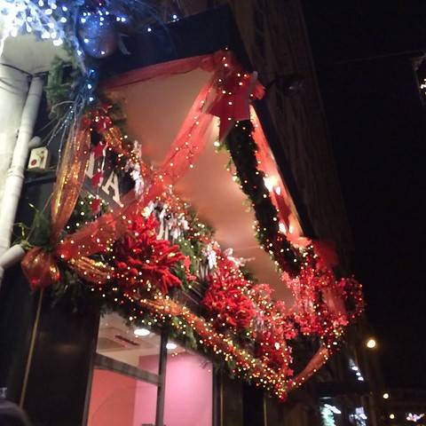 sapins de noël en lumière pour façades de commerces sur Marseille Avignon