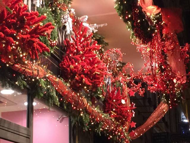 sapins de noël en lumière pour façades de commerces sur Marseille Avignon