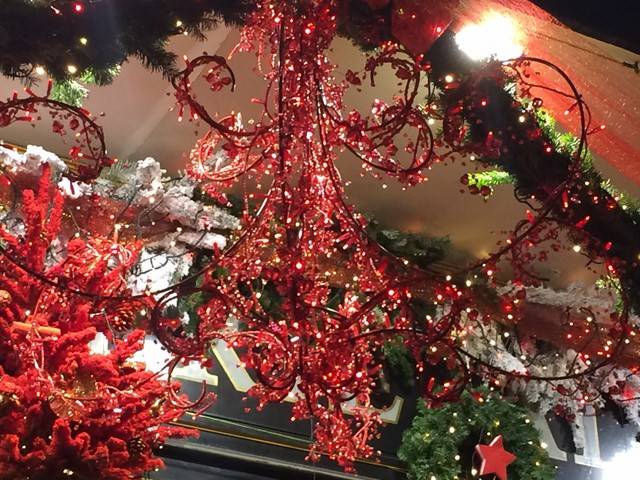 sapins de noël en lumière pour façades de commerces sur Marseille Avignon