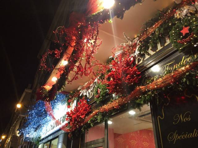 sapins de noël en lumière pour façades de commerces sur Marseille Avignon