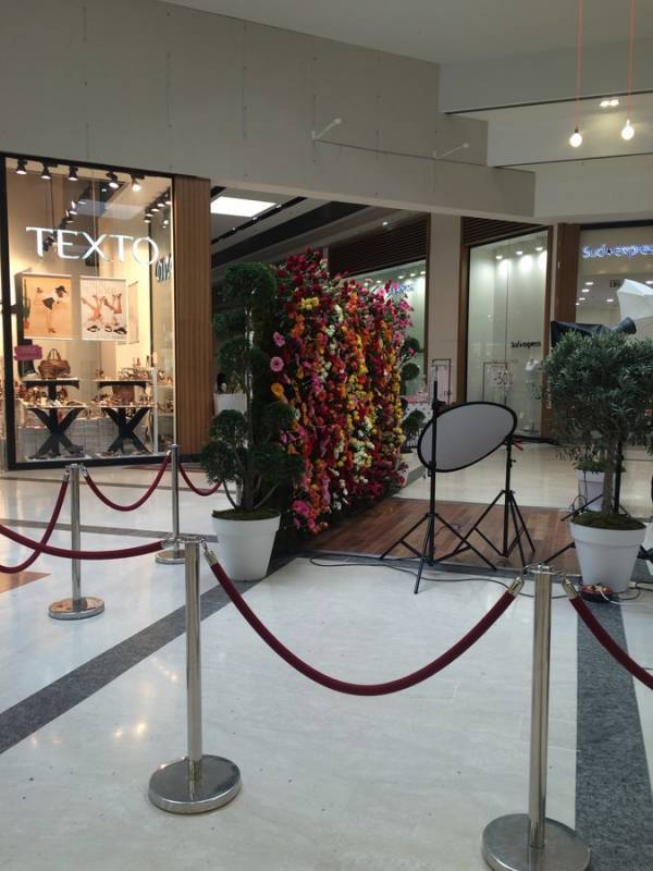 Ce grand mur de végétaux et de fleurs fraîches est conçu pour un photocall lors d'un événement éphèmères à la Valentine  Marseille