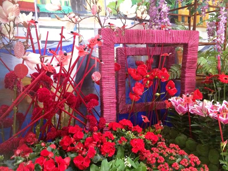 Décoration printanière rouge pour hall.