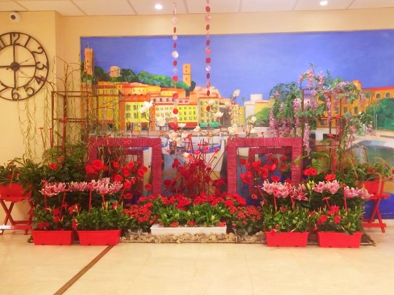 Lis et géranium rouge pour décor de vitrine.