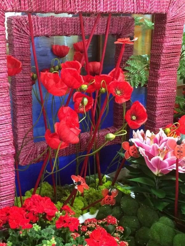 Cadre de vannerie rouge pour souligner la présence des plantes.