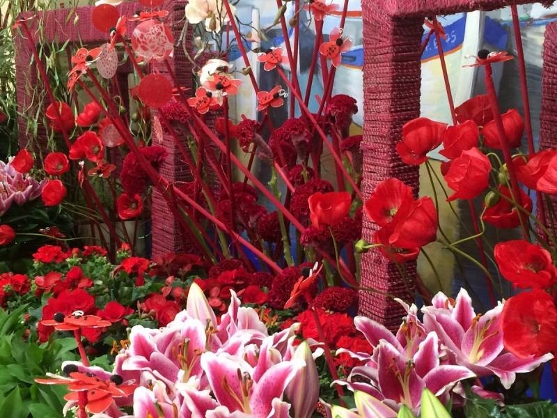 Décoration florale rouge.