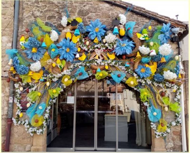 Ce décor de façade de magain est réalisé avec des fleurs, animaux et accessories à la location, avec livraison, pose et démontage pour une durée de 2 à 6 mois en région Paca.