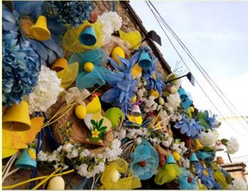 Les couleurs de Pâques par excellence, le jaune, le bleu et le blanc pour ce décor de façade de commerce en paca.