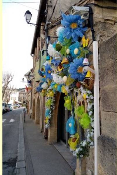 Le décor de façade de Pâques est dans cette rue très visible afin d'avoir le meilleur impact sur les passants.