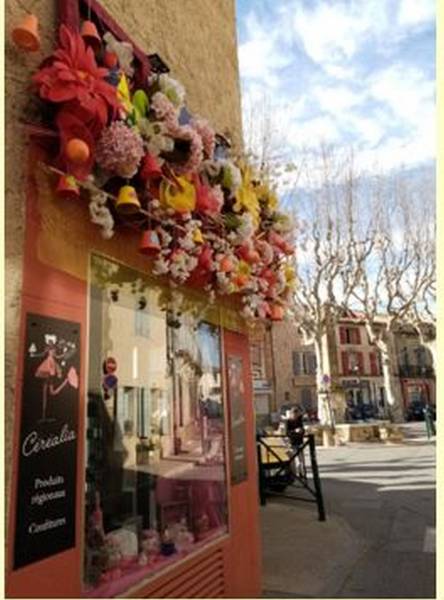 Les décorations florales de façades doivent être visibles sur les deux faces de l'immeuble pour harmoniser le thème vu le la place du village et le la voirie.
