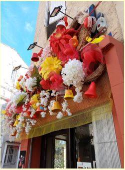 Les grosses fleurs subliment et donnent du volume à la décoration de cette façade de Pâques.