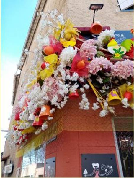 Ce décor de façade de commerce est proposé pour le printemps et la Pâques en location.