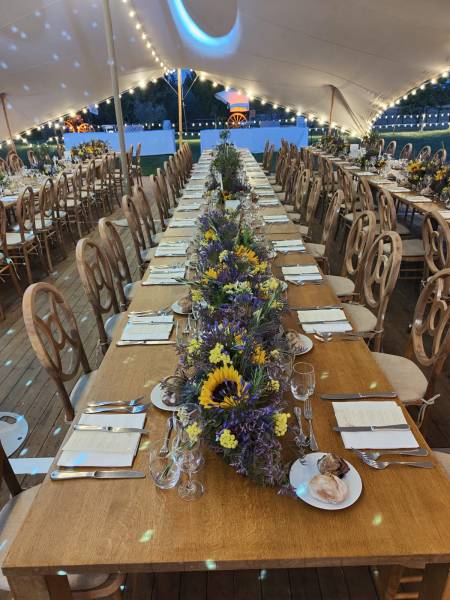 Les fines frises florales tapissent le milieu des tables longues.