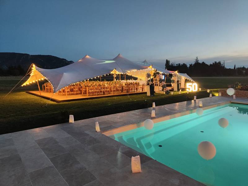 Décoration florale pour centre de table de réception dans le Vaucluse